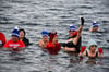 Prost im kalten Neustädter See: Die Magdeburger Eisröwer baden schon seit 40 Jahren im kalten Wasser.