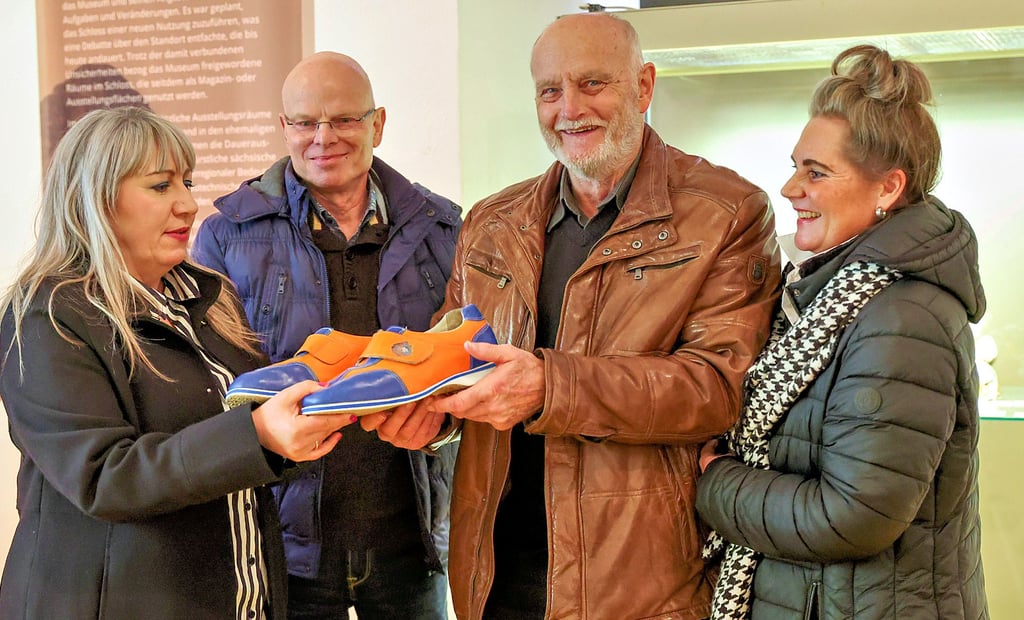Ausstellungsleiterin Isabell Radecke-Aurin und Matthias Böttger, Vorsitzender des Museumsfördervereins, freuen sich sehr über die MBC-Schuhe von Arthur Wolff. Die Übergabe wurde von der Weißenfelser CDU-Kreis- und Landtagsabgeordneten Elke Simon-Kuch (v.l.n.r.) mitorganisiert.