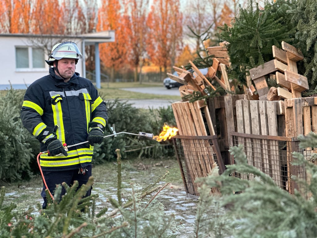 Gegen 16 Uhr entzündete der Stendaler Ortswehrleiter Norman Höfel den Haufen mit den alten Weihnachtsbäumen.