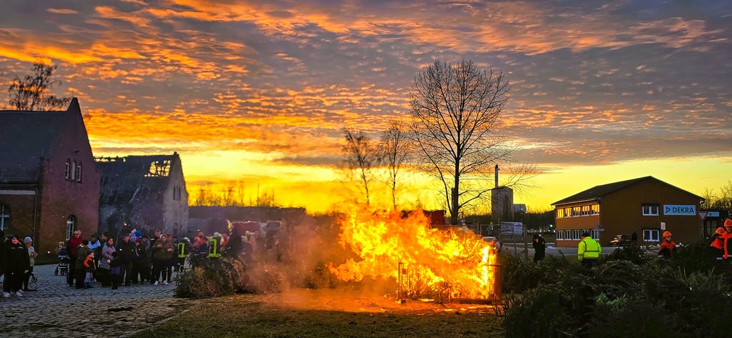 Ein spektakulärer Sonnenuntergang erwartete die Besucher beim tradtionellen Weihnachtsbaumverbrennen auf dem Hof der Freiwilligen Feuerwehr Stendal.