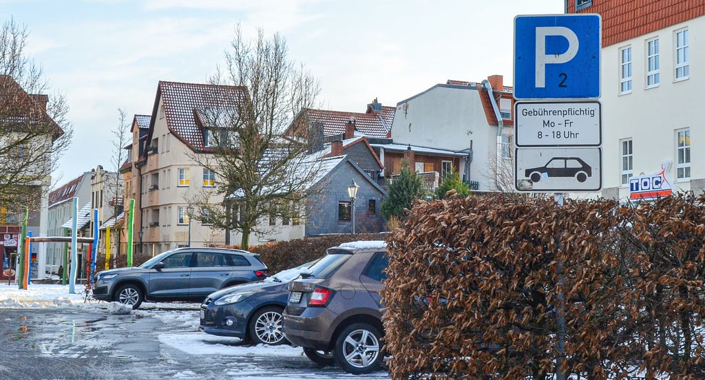 Wer sein Fahrzeug auf den Parkplätzen am Hackelberg in Oschersleben abstellen möchte, muss bereits dafür bezahlen.
