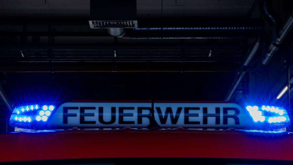 Bei dem Brand eines Einfamilienhauses in der Uckermark entsteht ein hoher Sachschaden. (Symbolbild)