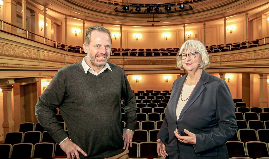 Auf großer Bühne: Frank Klemmer trifft die Chefin des Bernburger Theaters und der Kammerphilharmonie Schönebeck, Anita Bader.