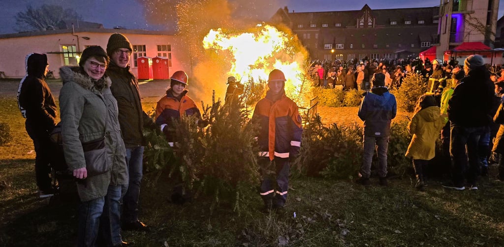 Rund 500 Besucher kamen zum traditionellen Weihnachtsbaumverbrennen der Ortswehr Stendal der Freiwilligen Feuerwehr.
