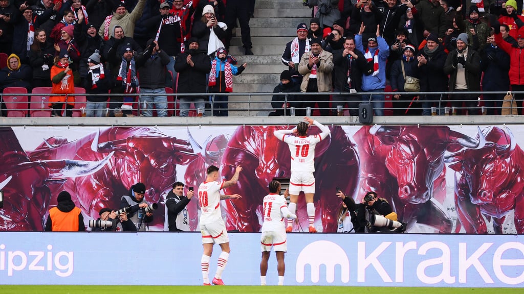 Auf der Werbebande: Doppeltorschütze für RB gegen Werder, Xavi Simons.