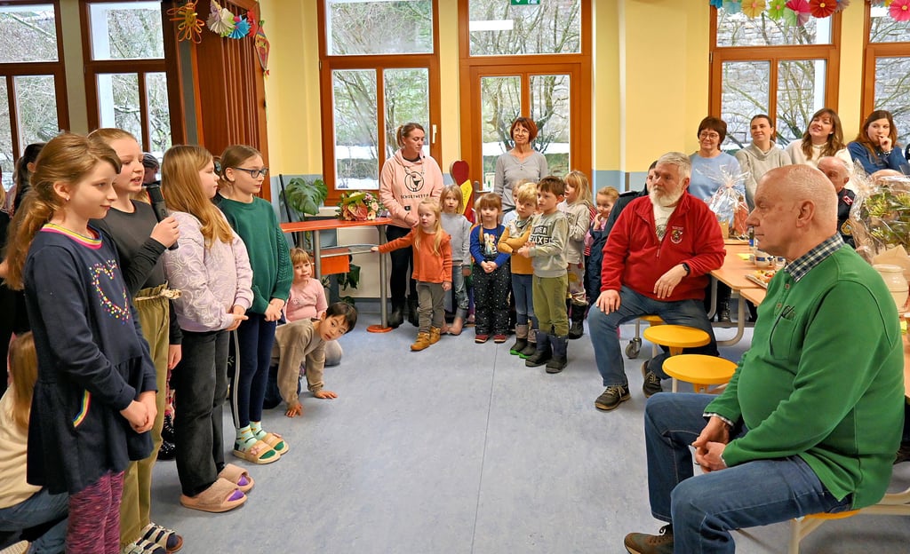 In der Aula der Kroppenstedter Grundschule wurde dem ehemaligen Bürgermeister Joachim Willamowski (r.) „Tschüss“ gesagt.