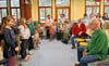 In der Aula der Kroppenstedter Grundschule wurde dem ehemaligen Bürgermeister Joachim Willamowski (r.) „Tschüss“ gesagt. 