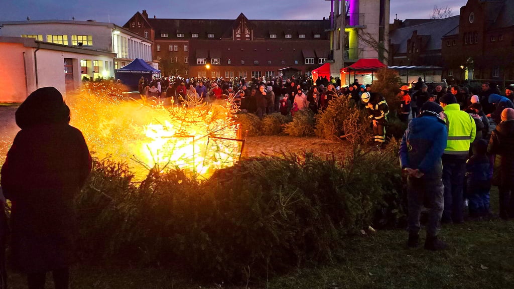 Rund 500 Besucher kamen zum traditionellen Weihnachtsbaumverbrennen der Ortswehr Stendal der Freiwilligen Feuerwehr.