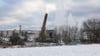 Um Platz für ein neues Verwaltungszentrum des Saale-Holzland-Kreises zu schaffen, wurde ein 60 Meter hoher Schornstein auf dem Gelände eines früheren Biomasse-Heizkraftwerks in Eisenberg gesprengt.