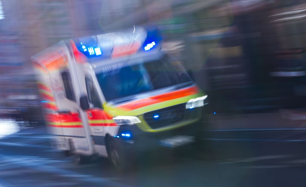 Im Landkreis Hildburghausen stirbt eine Person infolge eines Verkehrsunfalles. (Symbolbild)