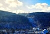 Blick auf den Fenstermacherberg und benachbarte Berge in Wernigerode: Er soll für die geplante Ortsumfahrung untertunnelt werden.