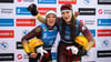 Anna Berreiter (l) und Merle Fräbel jubeln über das Rodel-Podium.