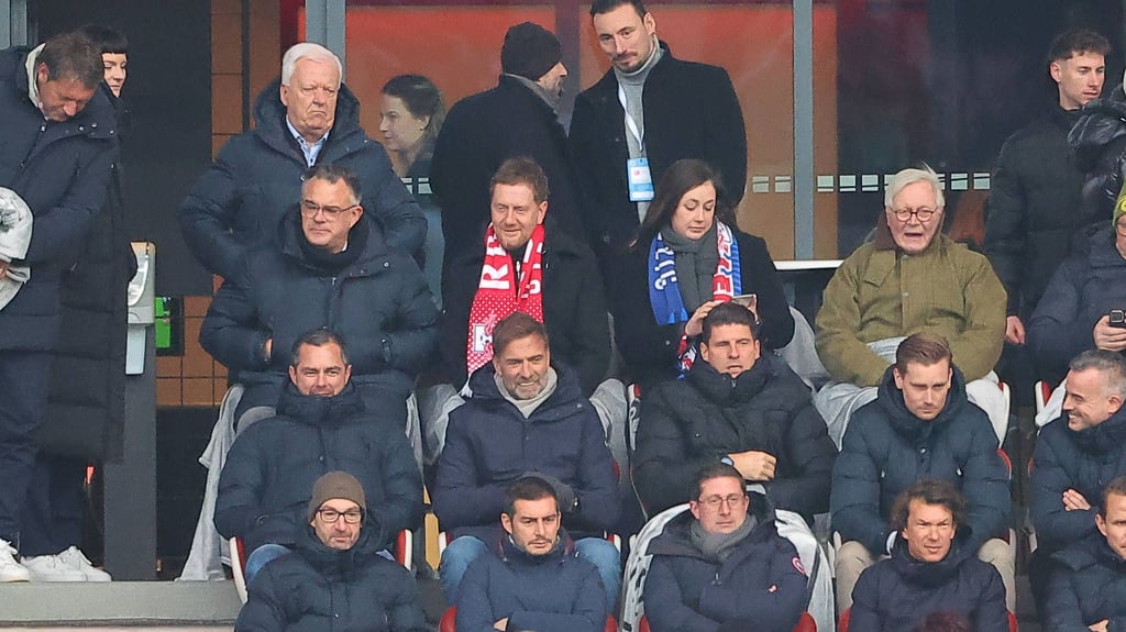 Antrittsbesuch: Jürgen Klopp in Leipzig auf der Tribüne.