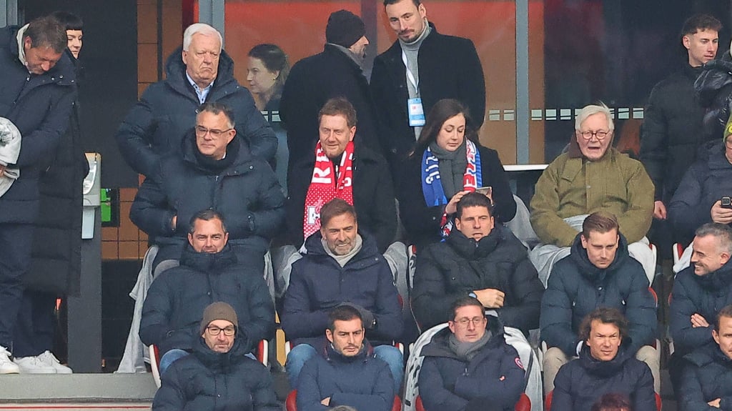 Antrittsbesuch: Jürgen Klopp in Leipzig auf der Tribüne.