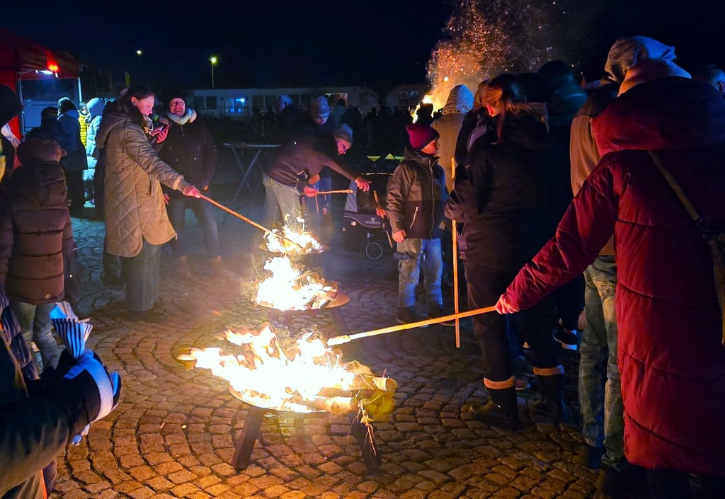 Viele Eltern und ihre Kinder versammelten sich auf dem Gelände der Feuerwehr in Stendal um die Feuerschalen, um Stockbrot zu backen.