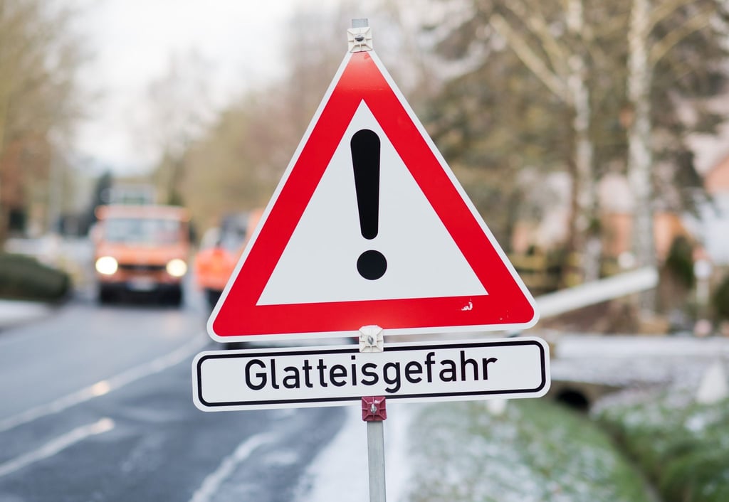 Nach einem Unfall verteilt ein Streufahrzeug seinen Salzvorrat auf der Straße. (Symbolbild)