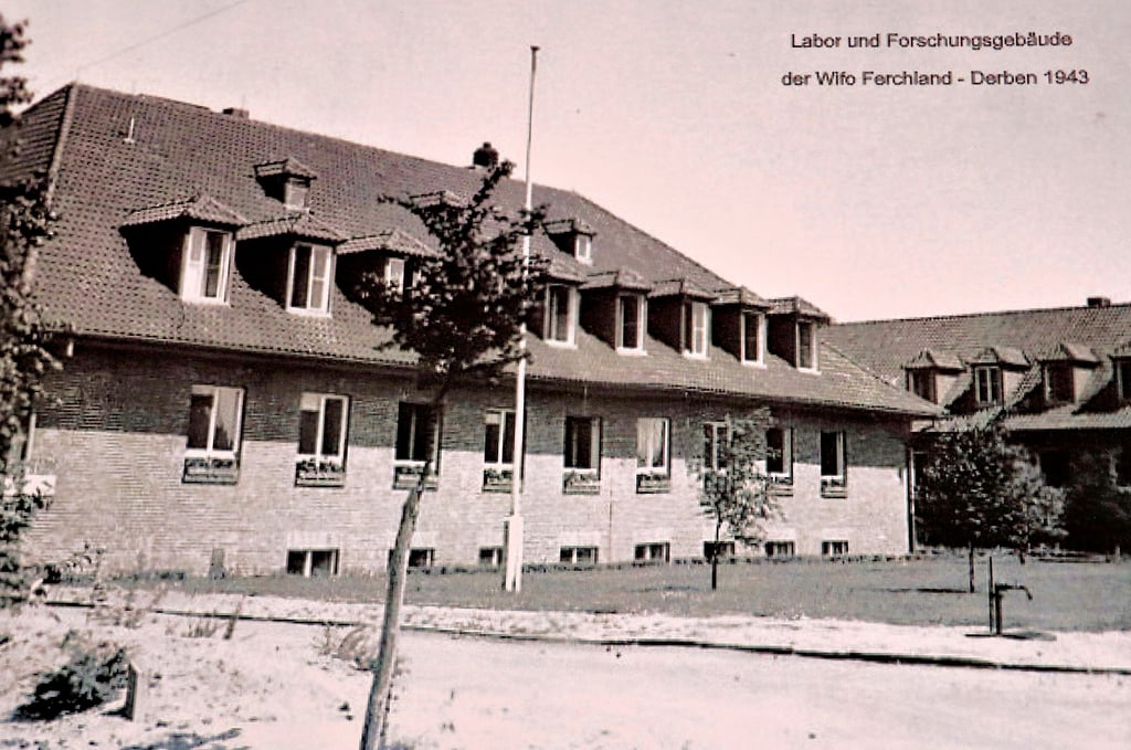Das Labor- und Forschungsgebäude der Wifo Ferchland-Derben im Jahr 1943. Am Ostende des „Neuen Weges“ in Derben befanden sich die Hauptzufahrt und das zweigeschossige Verwaltungsgebäude.