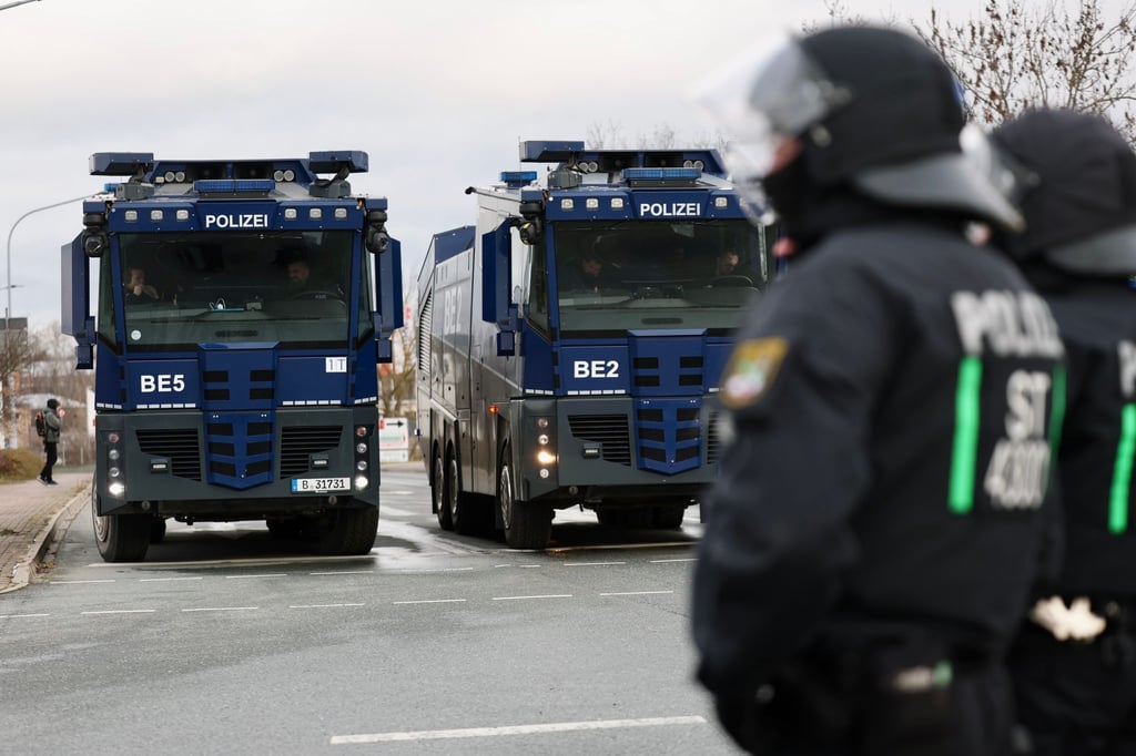 Die Polizei war in Riesa mit einem Großaufgebot vor Ort (Archivbild).
