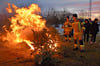 Der Nachwuchs aus der Kinder- und Jugendabteilung der Freiwilligen Feuerwehr Kayna sammelten Samstagmittag innerhalb von zwei Stunden rund 150 ausgediente Weihnachtsbäume aus Kayna und den Ortsteilen ein. Vier Stunden gaben die Nadelbäume Wärme für die Besucher, beaufsichtigt unter anderen von Frank Babbel und Thomas Nief.