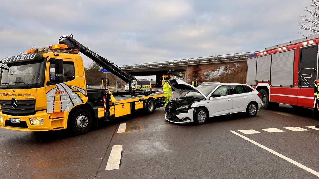 Die Unfallfahrzeuge mussten abgeschleppt werden.