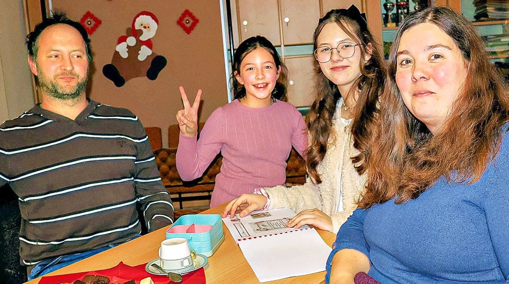 Die Familien, die zur Lesung des Schulschreibertreffs nach Klietz gekommen waren, freuten sich zusammen mit den Kindern über das gelungene Buch.