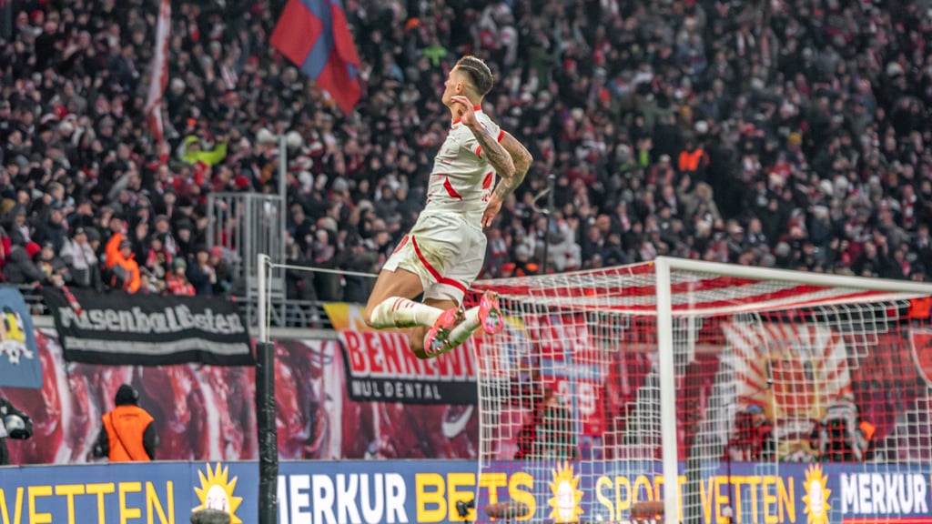 Hebt ab: Benjamin Sesko nach seinem 3:1.