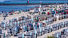 Sommerurlauber am Ostseestrand in Warnemünde. Im Zeitraum von Januar bis November erzielte der Deutschland-Tourismus einen Rekord.