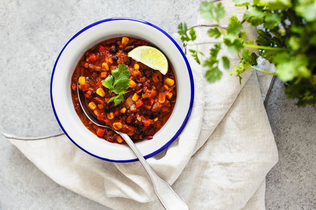 Bei der Veganuary-Challenge können vegane Rezepte von Promis nachgekocht werden, wie etwa das Chili mit schwarzen Bohnen von Rockstar Bryan Adams.