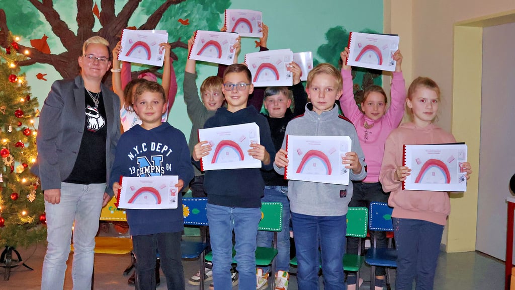 Autorin Karen Galster (links) hatte in Klietz erstmals den Schulschreibertreff begleitet. Die Kinder verfassten Geschichten und Gedichte.