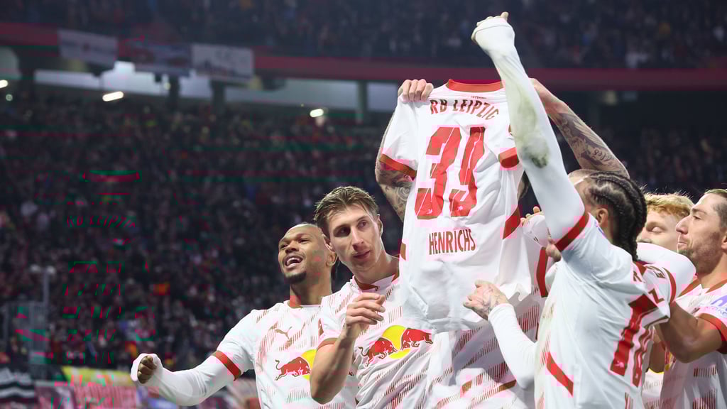 Unterstützung für Benjamin Henrichs: Trikot-Jubel nach dem 3:1.