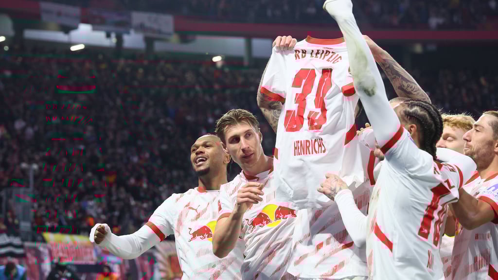 Unterstützung für Benjamin Henrichs: Trikot-Jubel nach dem 3:1.
