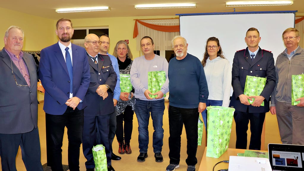 Ortsbürgermeister Udo Mintus (von links) und Mathias Bölt, Bürgermeister der Hansestadt Havelberg, hatten beim Neujahrsempfang in Damerow Präsente als Dank für ehrenamtliches Engagement in Vereinen, Feuerwehr und Rat überreicht.