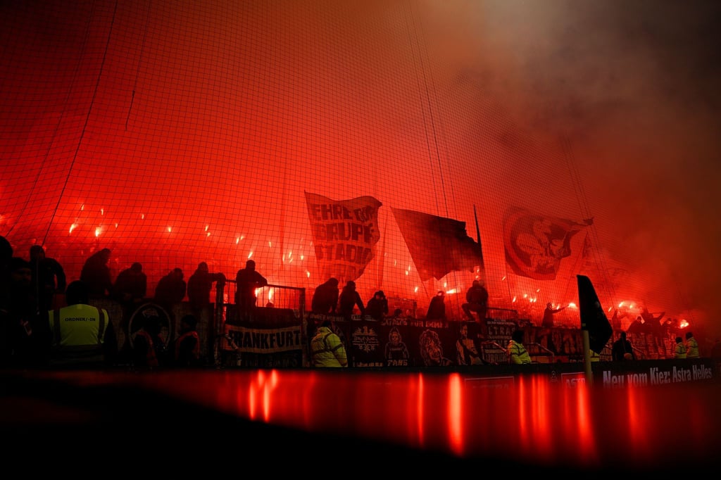 Ein Banner im Block der Frankfurt-Fans beim Spiel in St. Pauli löst Kritik von beiden Clubs aus.