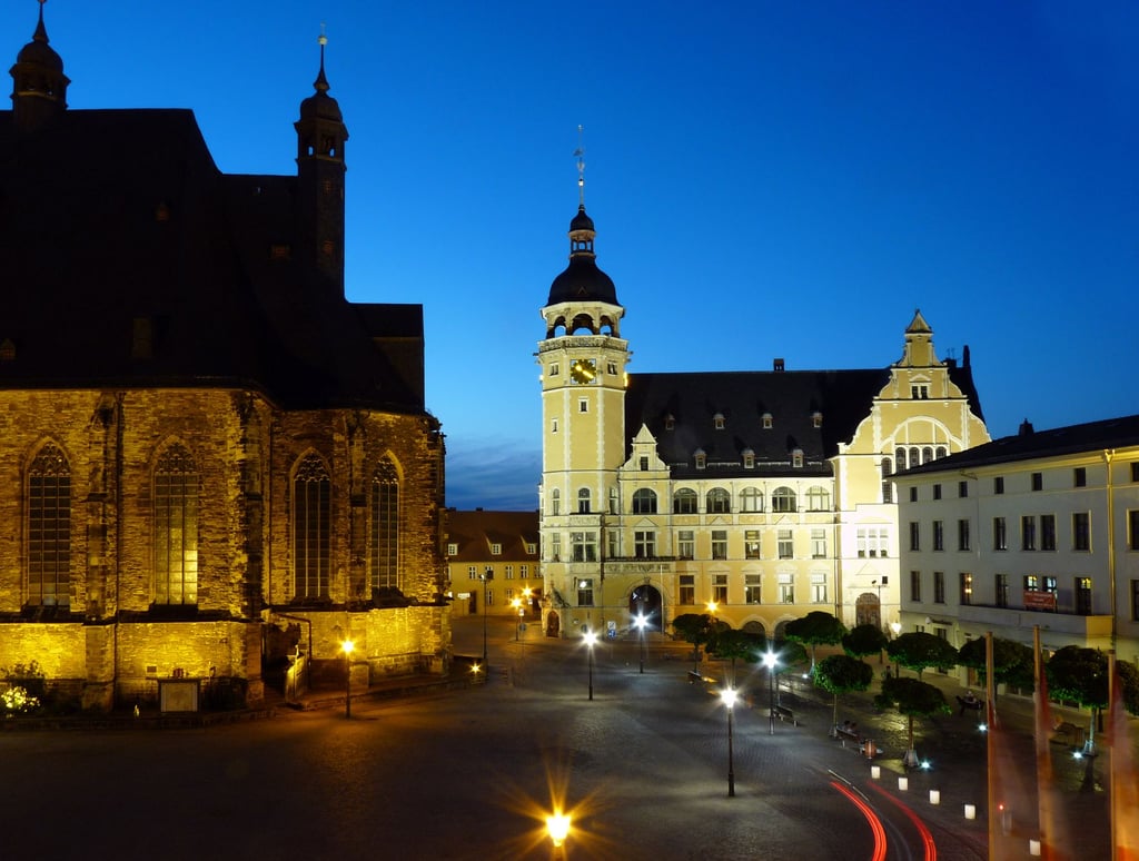 Blick auf das abendliche Köthener Rathaus.