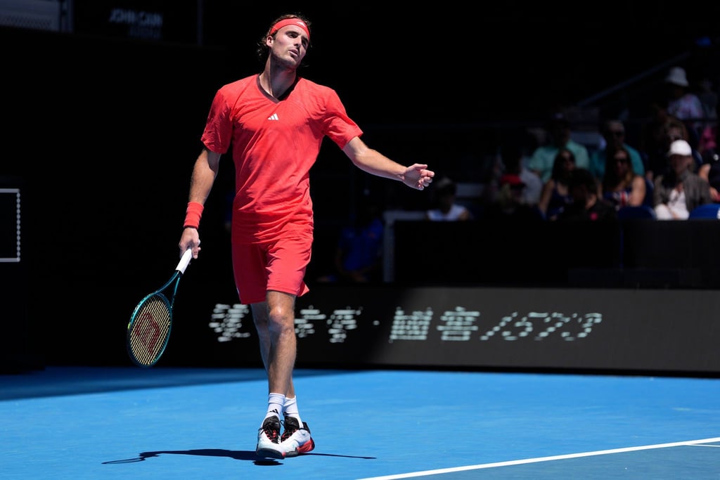 Stefanos Tsitsipas ärgert sich über sein Erstrunden-Aus bei den Australian Open.