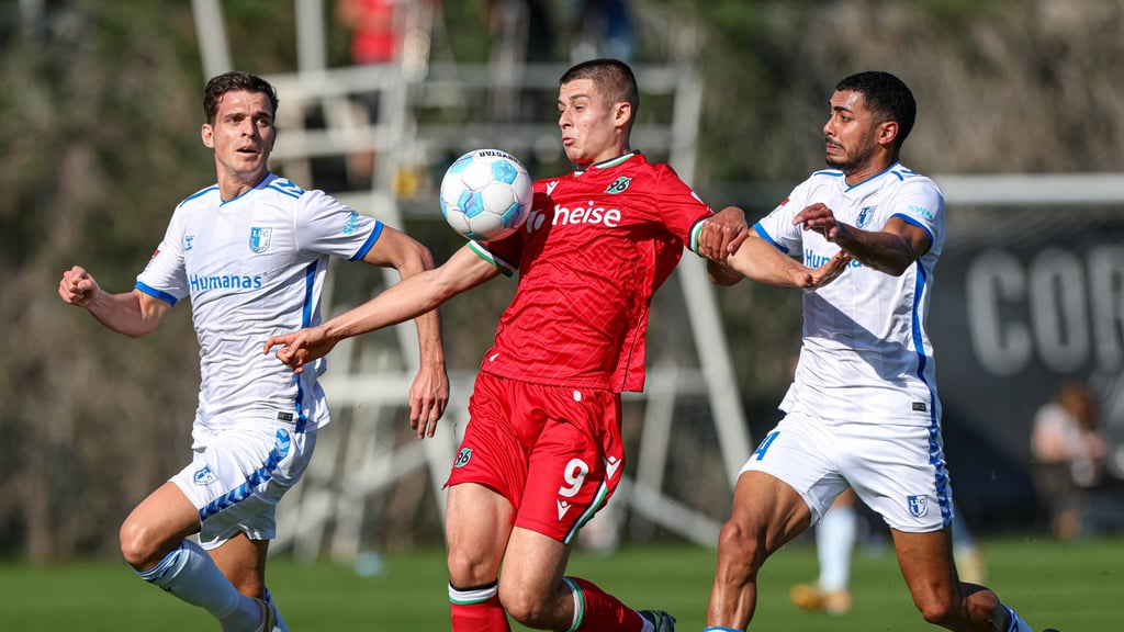 Tarek Chahed (r.) empfahl sich im FCM-Trainingslager für Einsätze in der 2. Bundesliga.