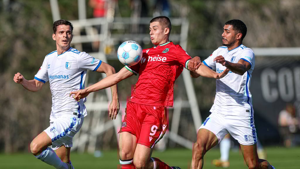 Tarek Chahed (r.) empfahl sich im FCM-Trainingslager für Einsätze in der 2. Bundesliga.