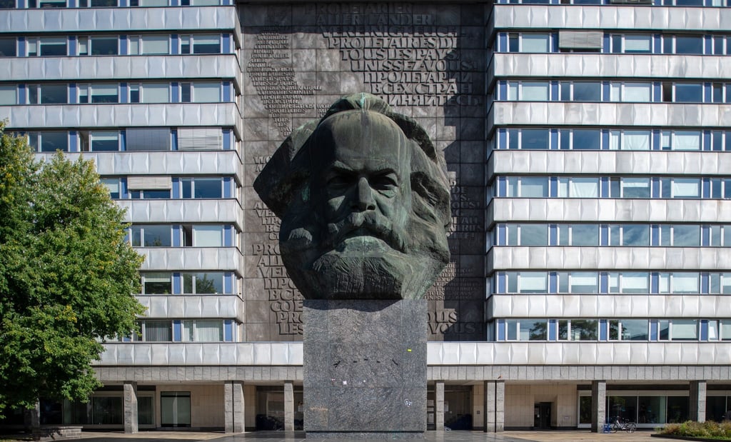 Markant ragt das Karl-Marx-Monument im Zentrum von Chemnitz empor.