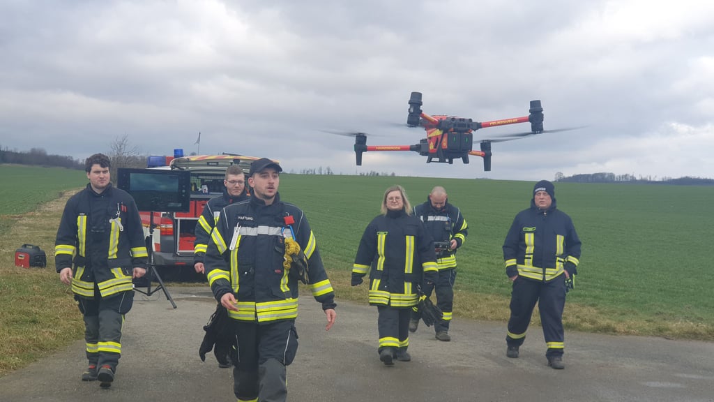 Vincent Hartung (vorn), Leiter der Feuerwehr-Drohnenstaffel, ist von der Stadt Harzgerode als Brandschützer des Jahres 2024 ausgezeichnet worden.