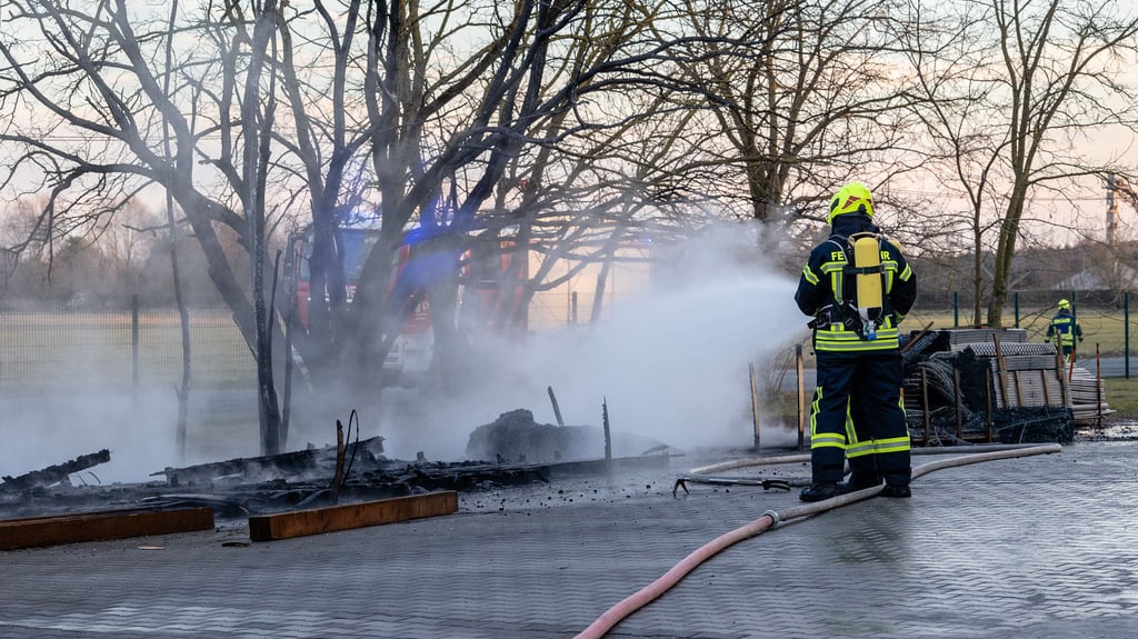 Ein Trupp Atemgeräteträger löscht die letzten Reste des Feuers im Materiallager.