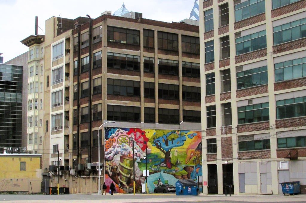 Wer sich durch Philadelphia bewegt, entdeckt eine Fülle an großflächigen Wandgemälden im Stadtbild. Über 4.500 solcher „Murals“ gibt es in der Metropole an der Ostküste. So auch „How to Turn Anything into Something Else“ des Kollektivs Miss Rockaway Armada.