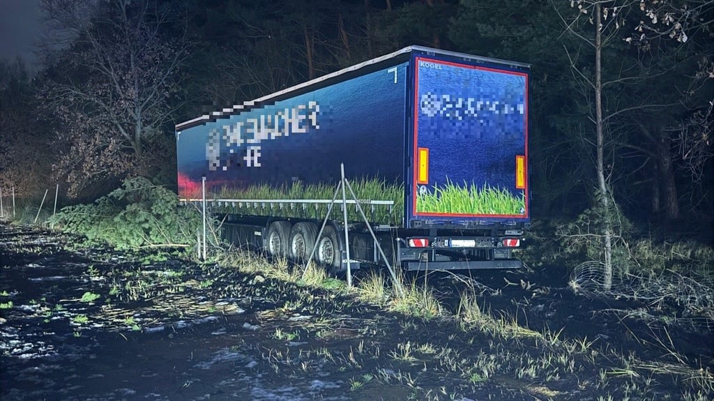 Auf der A2 kam ein Lkw mit Toilettenpapier-Ladung bei Theeßen von der Fahrbahn ab.