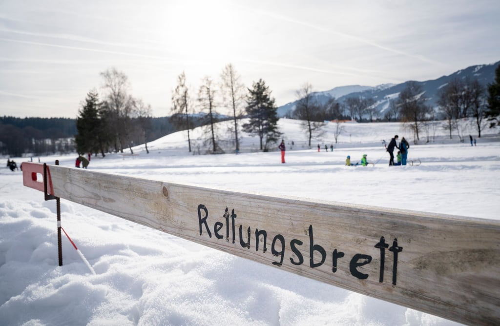 Eisflächen sind nur ab einer ausreichenden Dicke sicher begehbar: Bricht jemand ein, sollten Helfende vom Ufer aus Rettungshilfen wie Bretter, Leitern oder Äste nutzen, um die gefährdete Person an Land zu bringen.