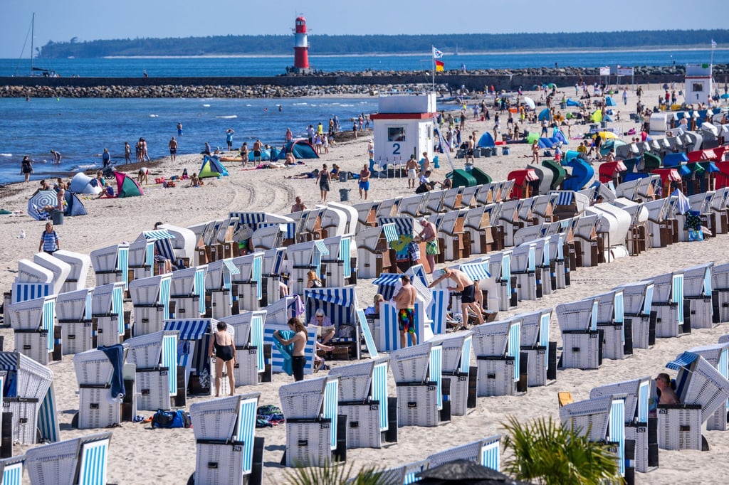 Sommerurlauber am Ostseestrand in Warnemünde. Im Zeitraum von Januar bis November erzielte der Deutschland-Tourismus einen Rekord.