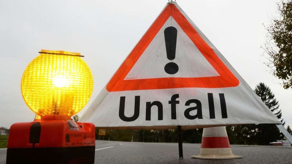 Ein schwerer Unfall sorgte am Mittwoch in Greppin für eine Vollsperrung der Salegaster Chaussee.