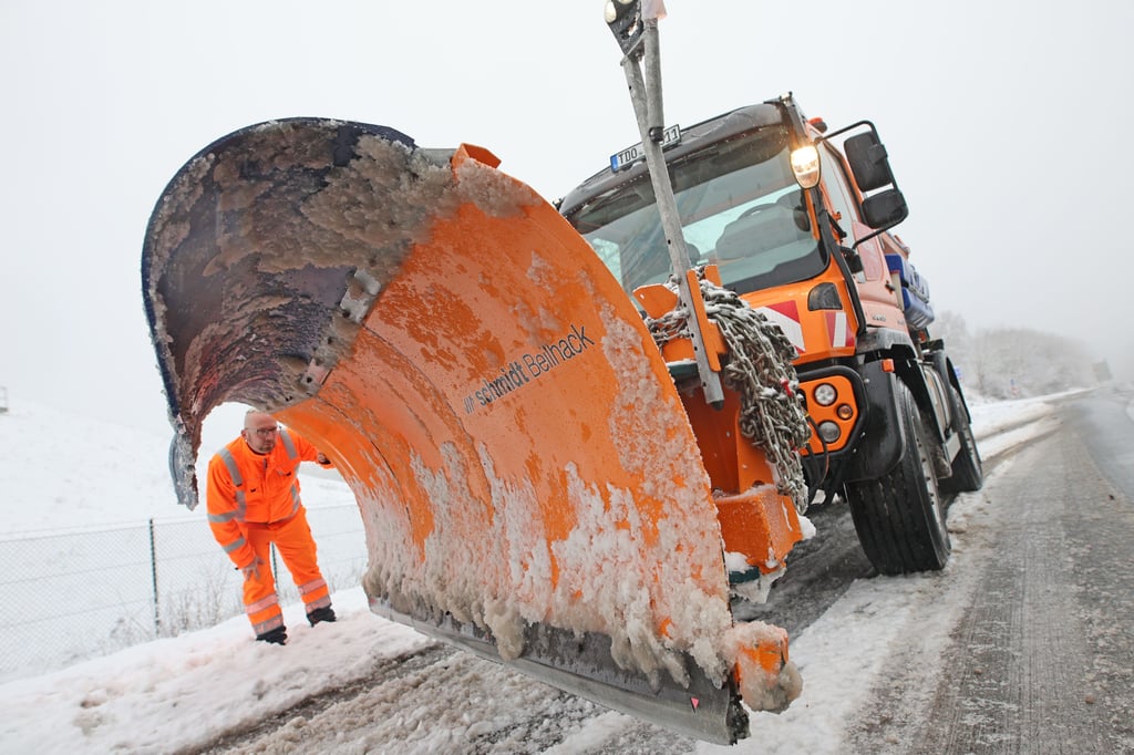 Besonders in den Höhen im Harz kann es innerhalb von Stunden erheblich schneien. Autofahrer müssen aufpassen.