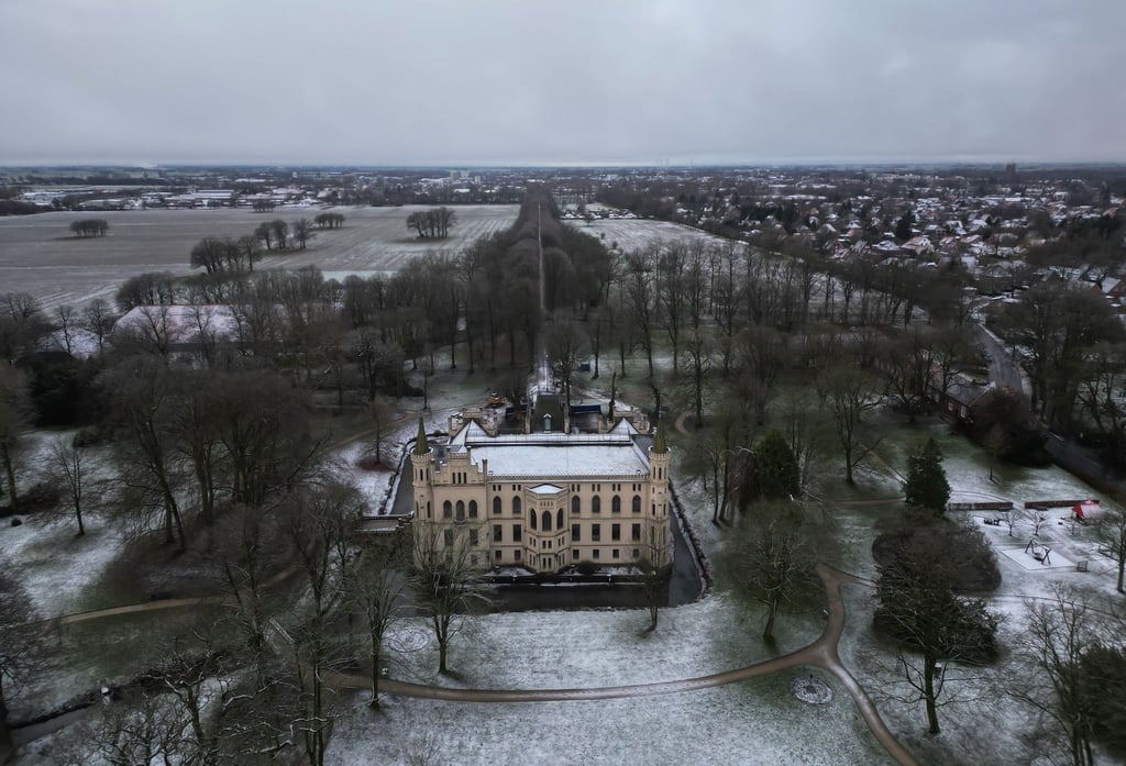 Aus der Kunstausstellung in Schloss Evenburg ist ein wertvolles Gemälde gestohlen worden. (Archivbild)