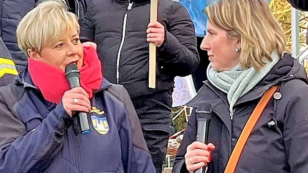 Cathleen Lüdicke (links), Bürgermeisterin der Einheitsgemeinde Stadt Jerichow, zusammen mit Janett Kliemann auf dem Schulhof der Brettiner Sekundarschule im Februar 2024.