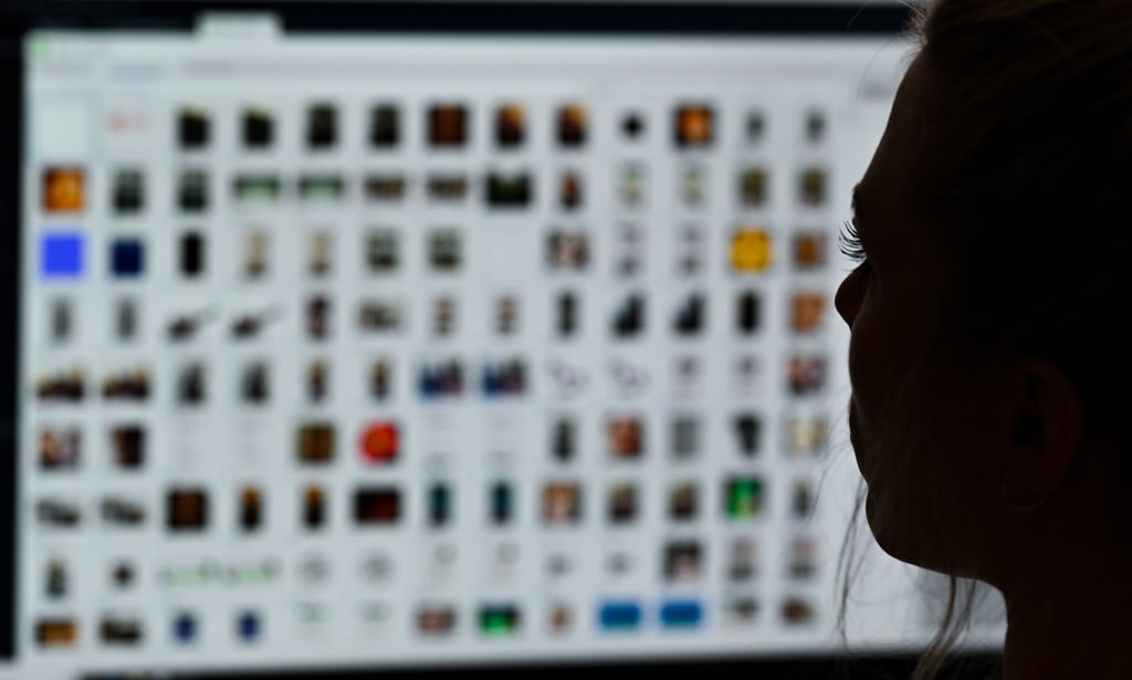 Polizei will KI zur Auswertung von Fotos und Chats auf beschlagnahmten Handys nutzen. (Symbolbild)