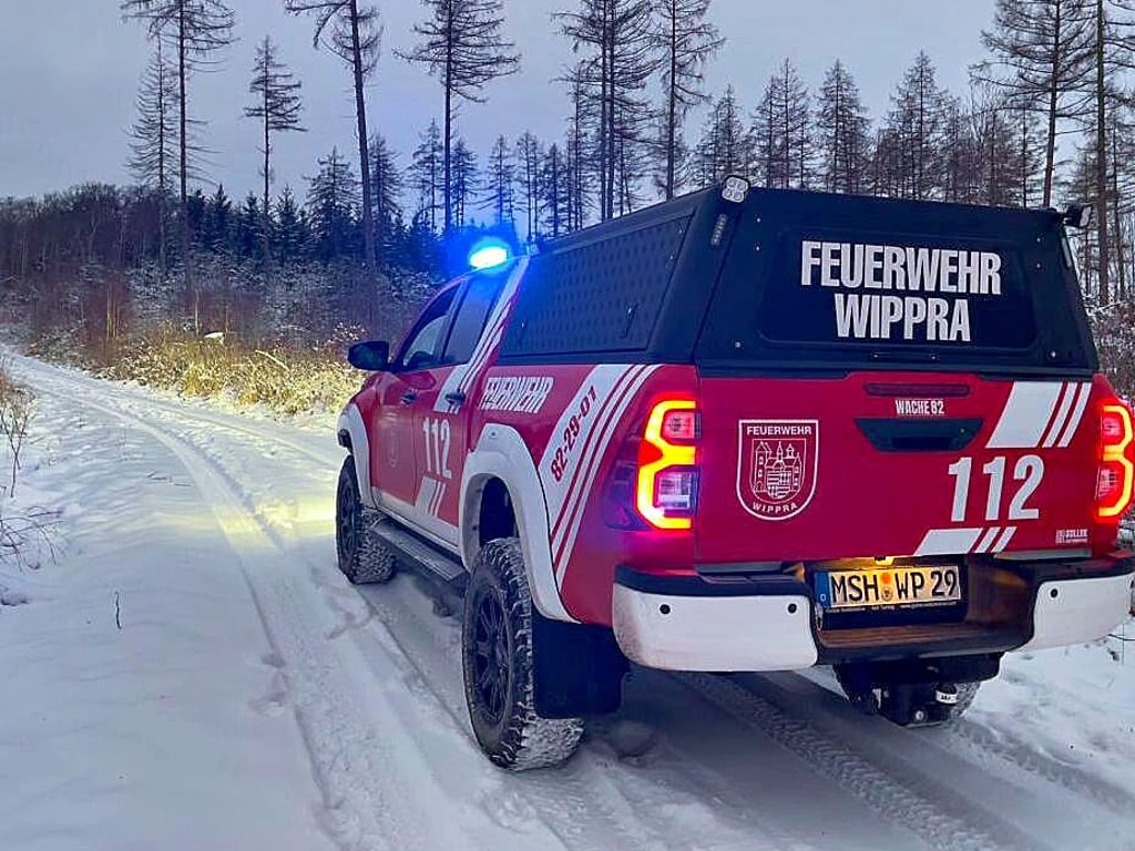 Der Kommandowagen der Wippraer Feuerwehr bei der Suche nach der Frau im Wald.